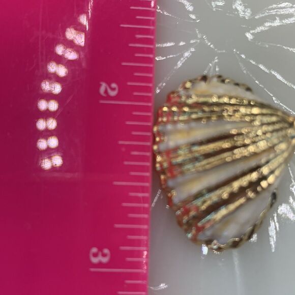 Gold Shell Pendant - Picture 3 of 4